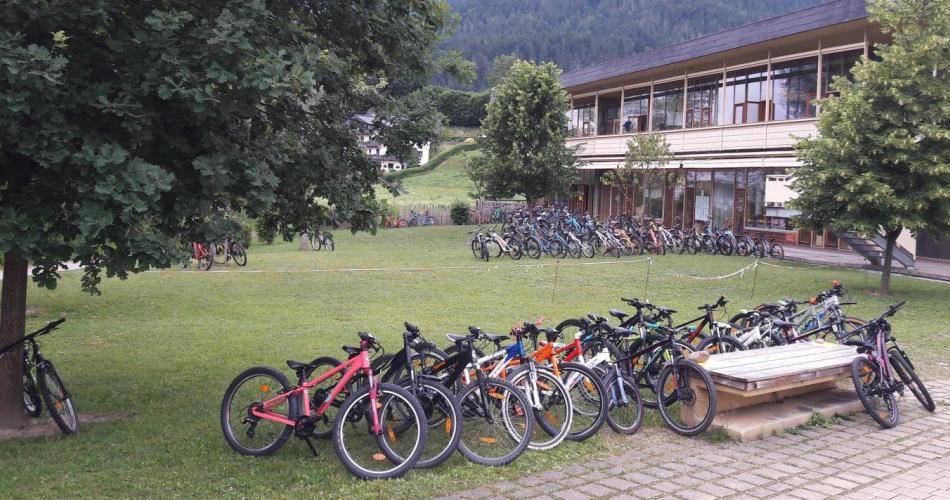 viele Fahrräder, vor der Schule geparkt